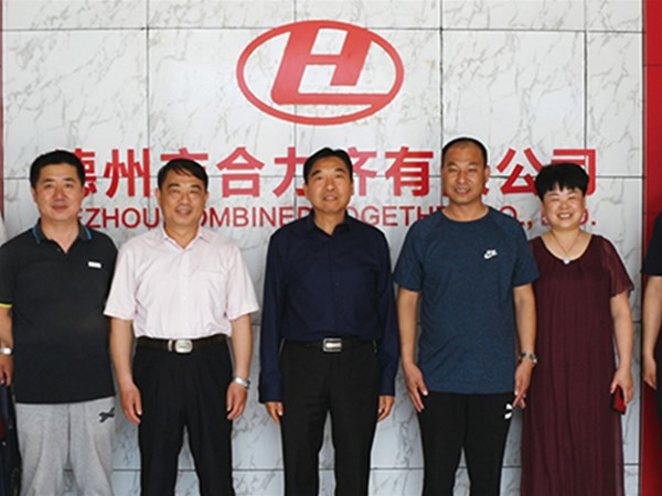 5月24日，德州市總工會授予德州市合力齊車業(yè)有限公司董事長李學治“優(yōu)秀農民工之星”的榮譽稱號